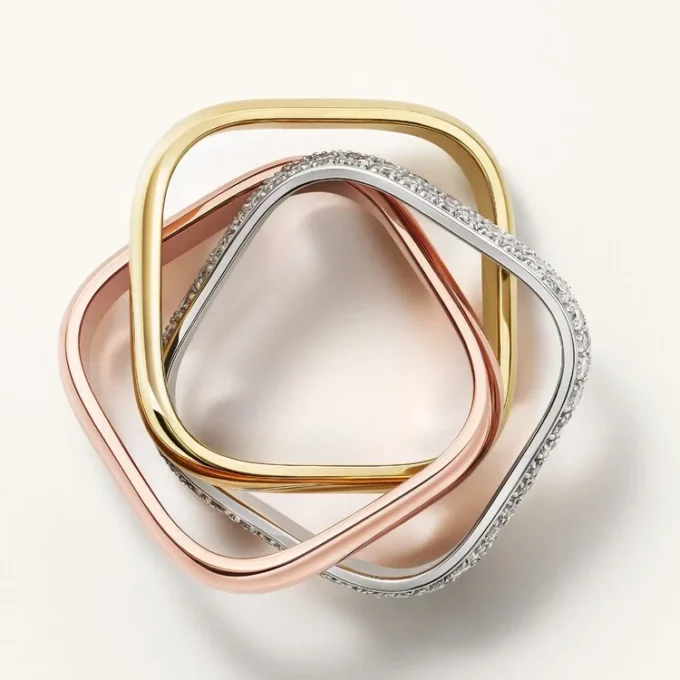 Trinity-ring, kuddeformad, medelstor modell, halvpavé Trinity-ring, kuddeformad, medelstor modell, halvpavé